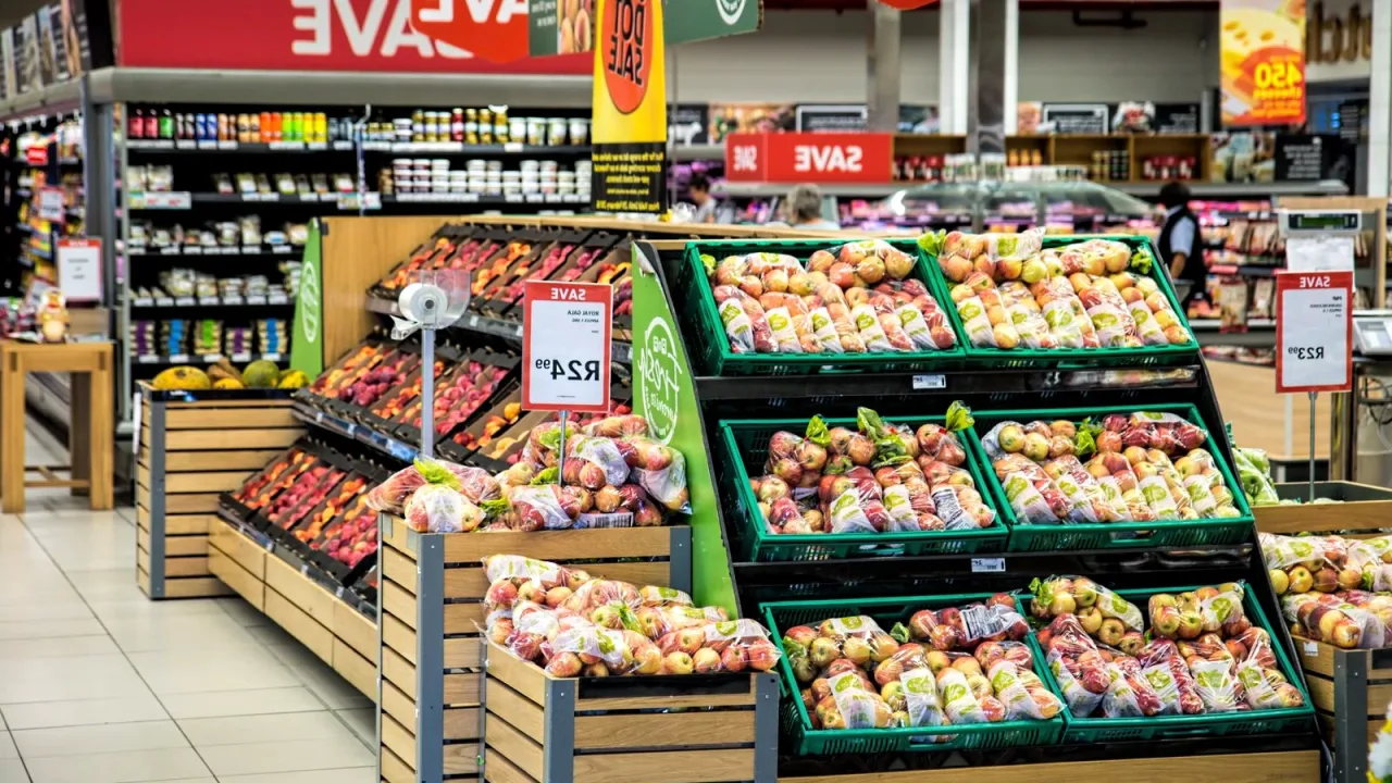 Market rafları ve fiyat etiketleri